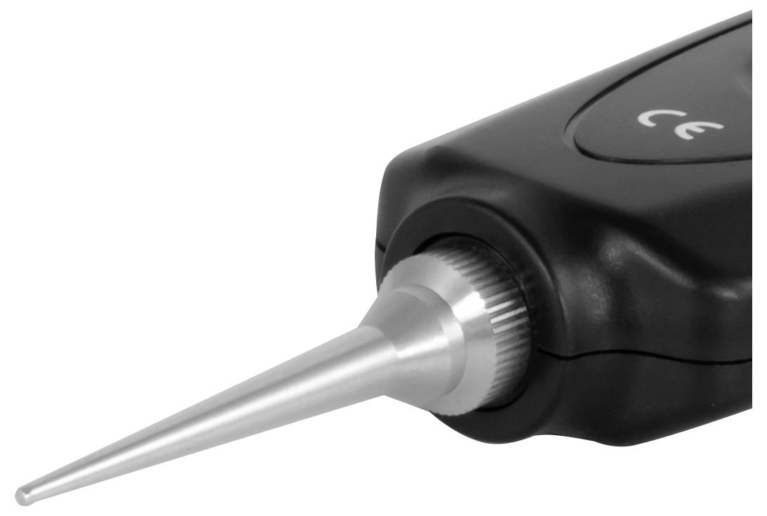 Close-up van een zwart handheld apparaat met een smalle metalen conische tip, weergegeven tegen een witte achtergrond.
