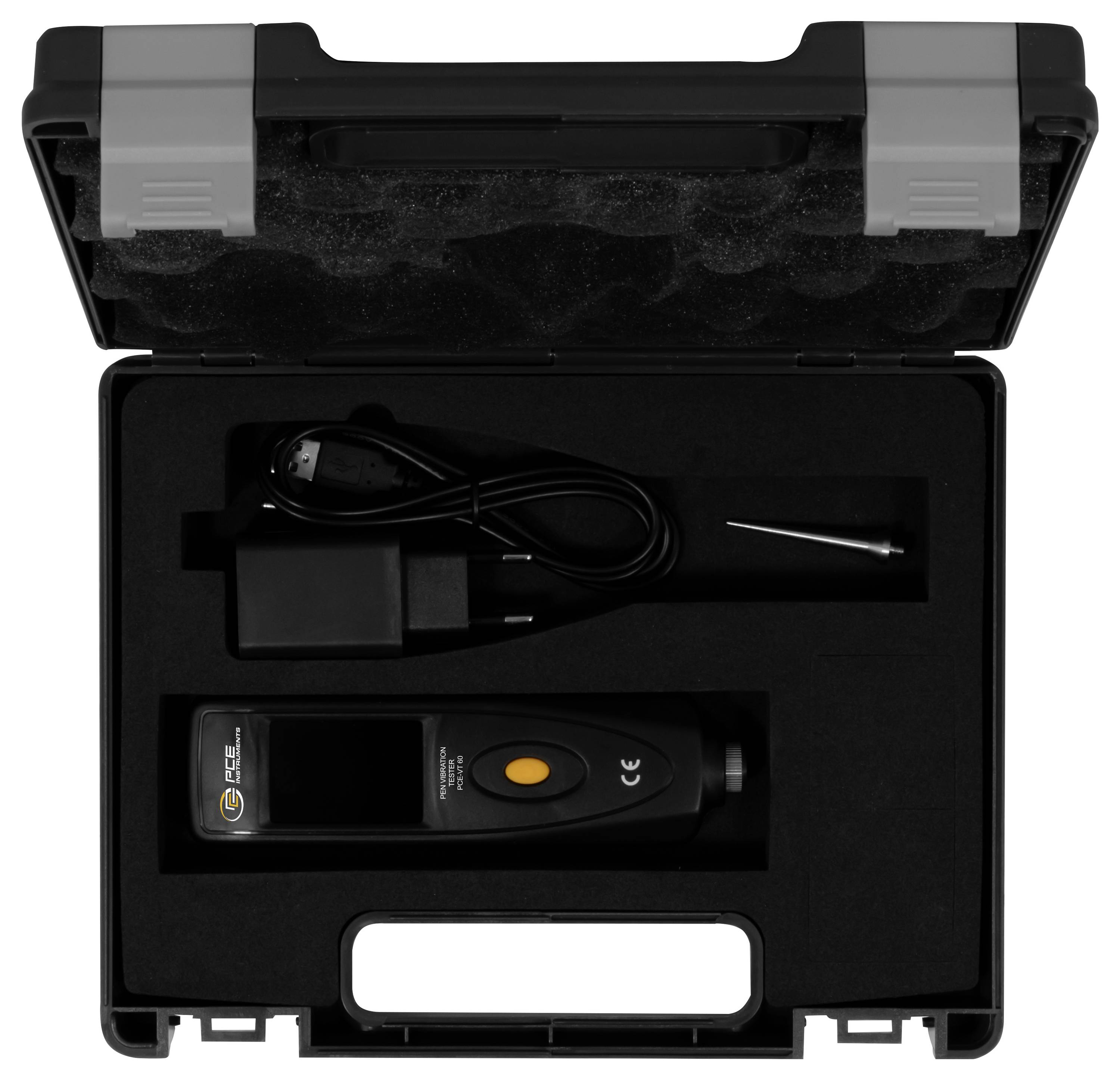 Zwarte draagkoffer met open deksel bevattende schuimstofvoering met daarin een handheld digitale meter, oplaadkabel, stroomadapter en meettip.