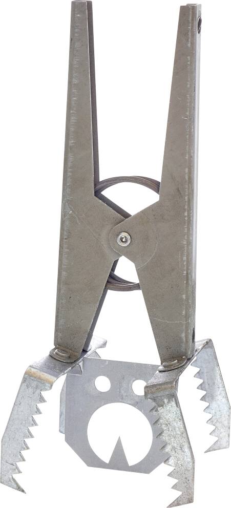 Close-up van een metalen veerklamp met gestreepte kaken en een centrale uitsnijding, weergegeven op een witte achtergrond.