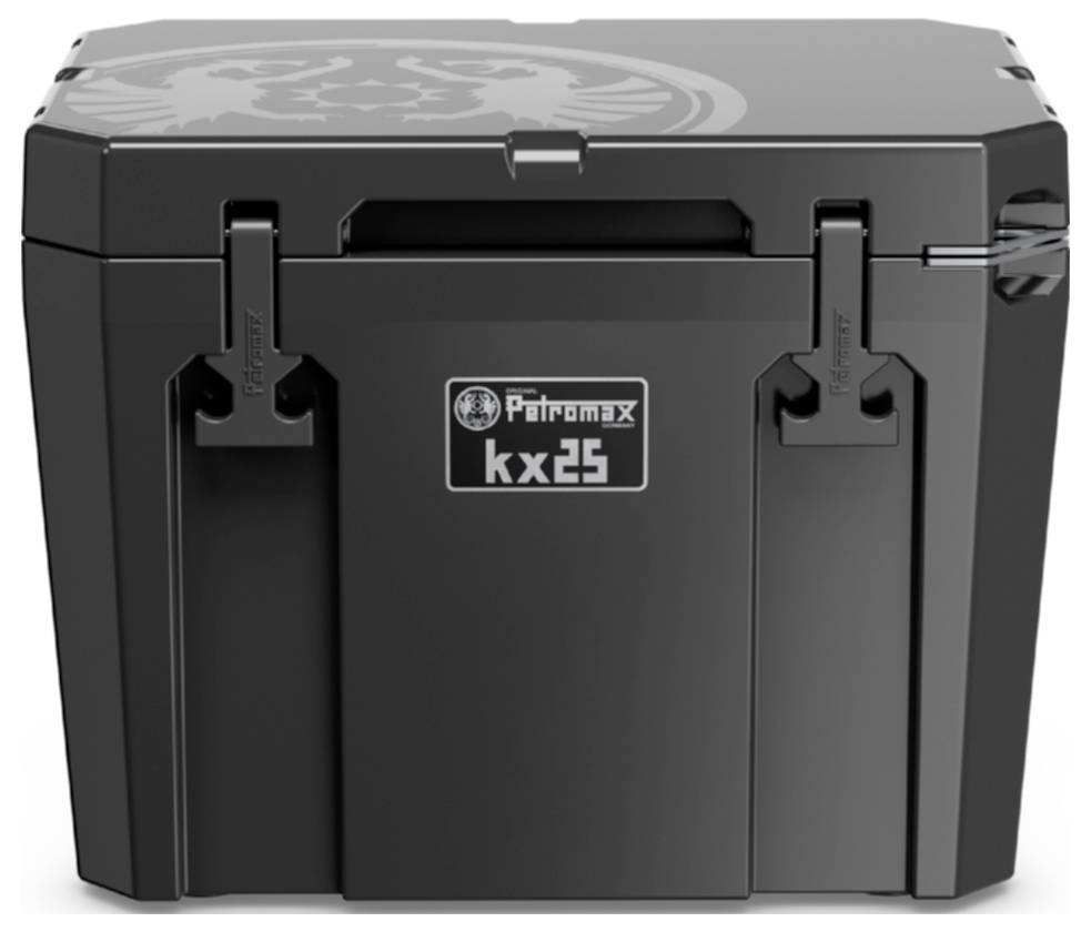 Zwarte Petromax kx25 geïsoleerde koelkist met voorlatches en logo, gesloten weergegeven op een witte achtergrond.
