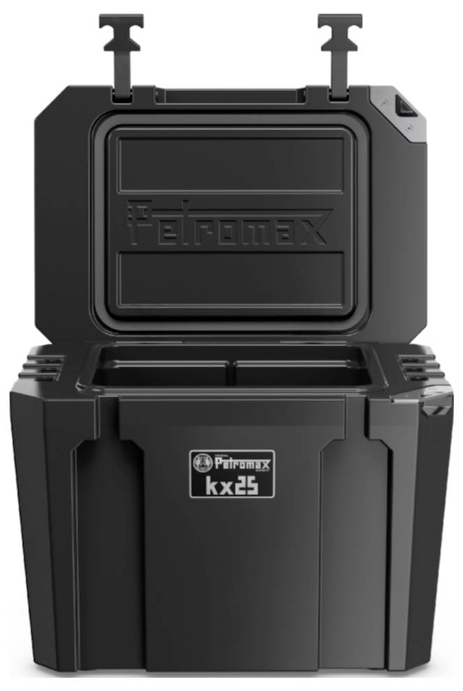 Zwarte Petromax KX25 draagbare koelbox met geopend deksel, met twee vergrendelingspalen en een frontlogo op een effen witte achtergrond.