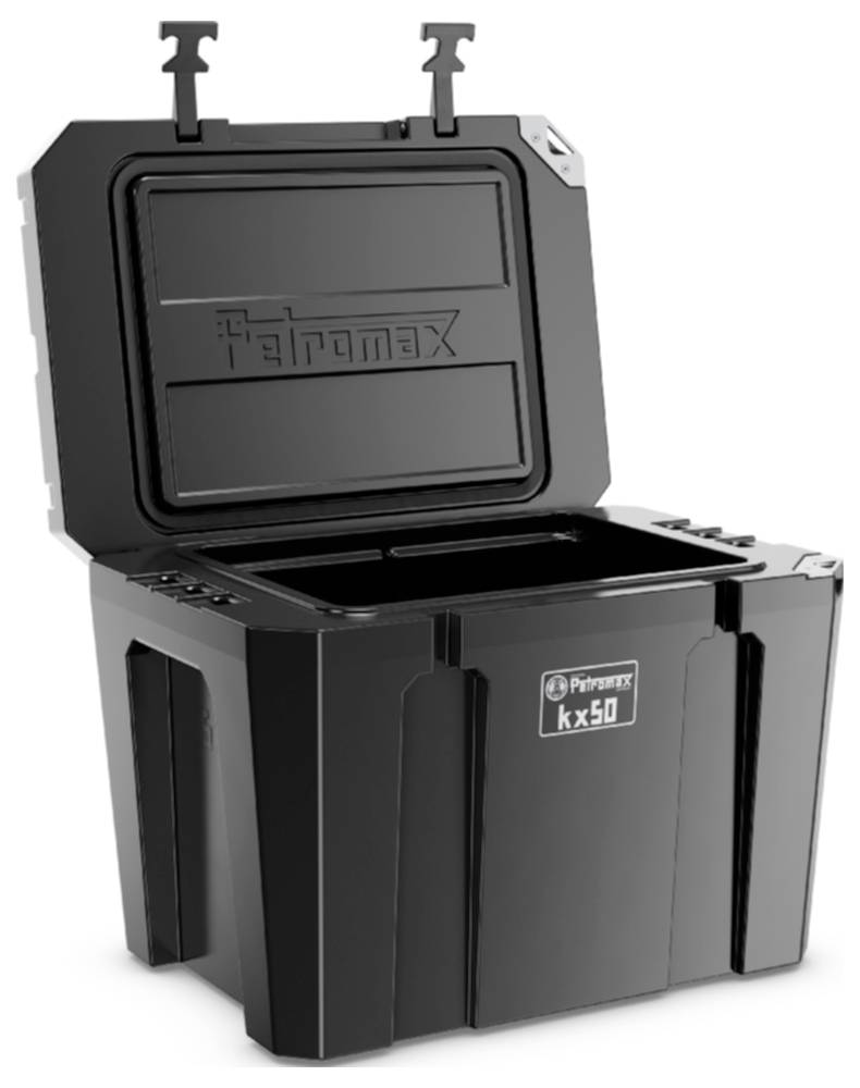 Zwarte Farmax Kx50 geïsoleerde opslagbox met openbaar scharnierdeksel en sluitingen, weergegeven op een witte achtergrond.