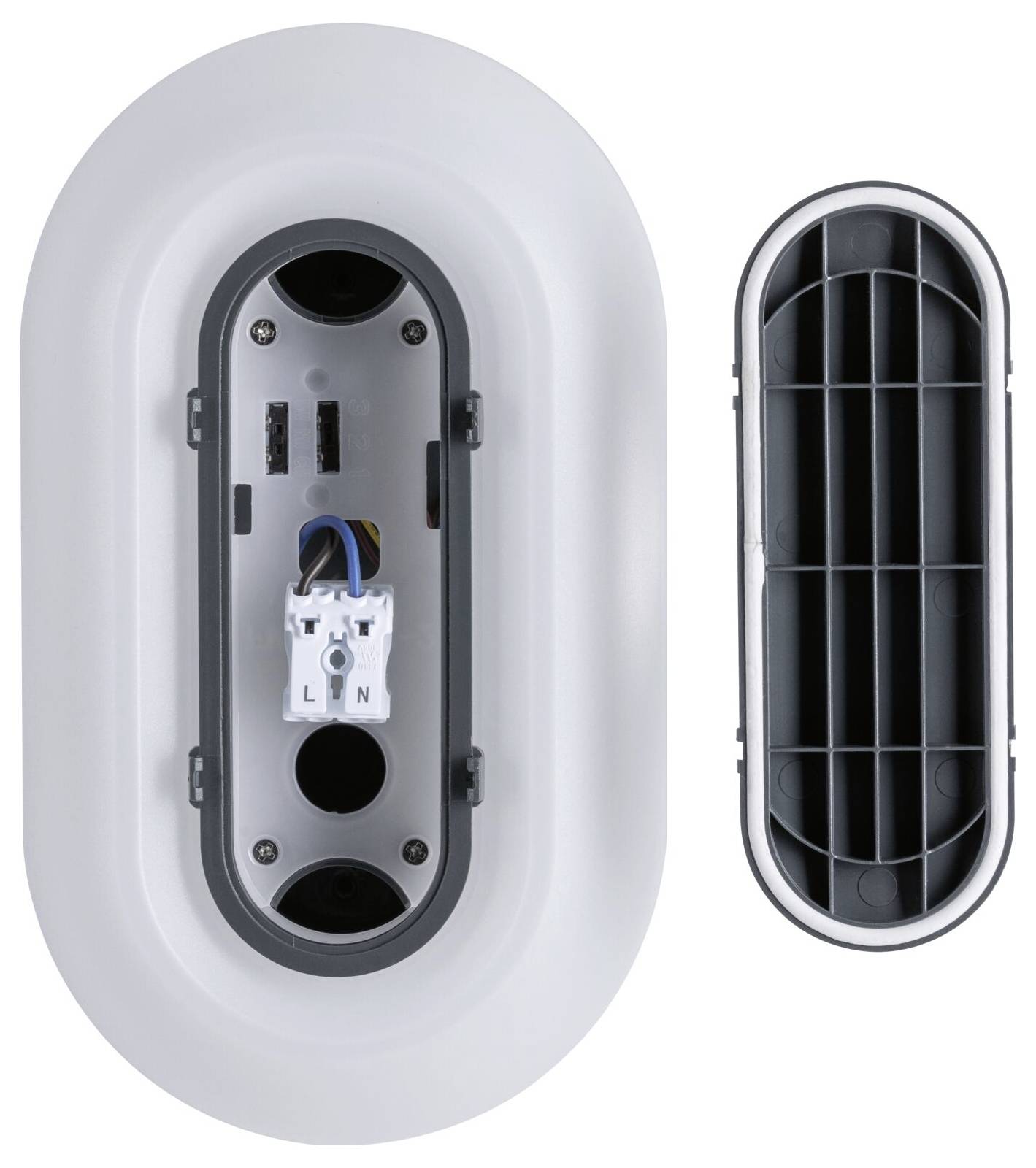 Nahopname van een ovale wandventilatie of verlichtingsarmatuurbehuizing met blootgestelde bedrading en connector naast een afzonderlijke ventilatorafdekkingsdeksel.