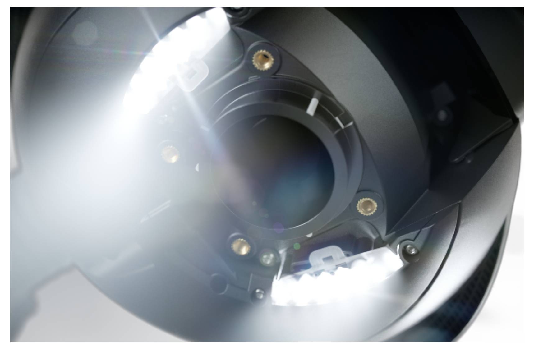 Vergroting van een ronde cameralens of optisch apparaat met helder licht dat weerspiegelt op de metalen behuizing.