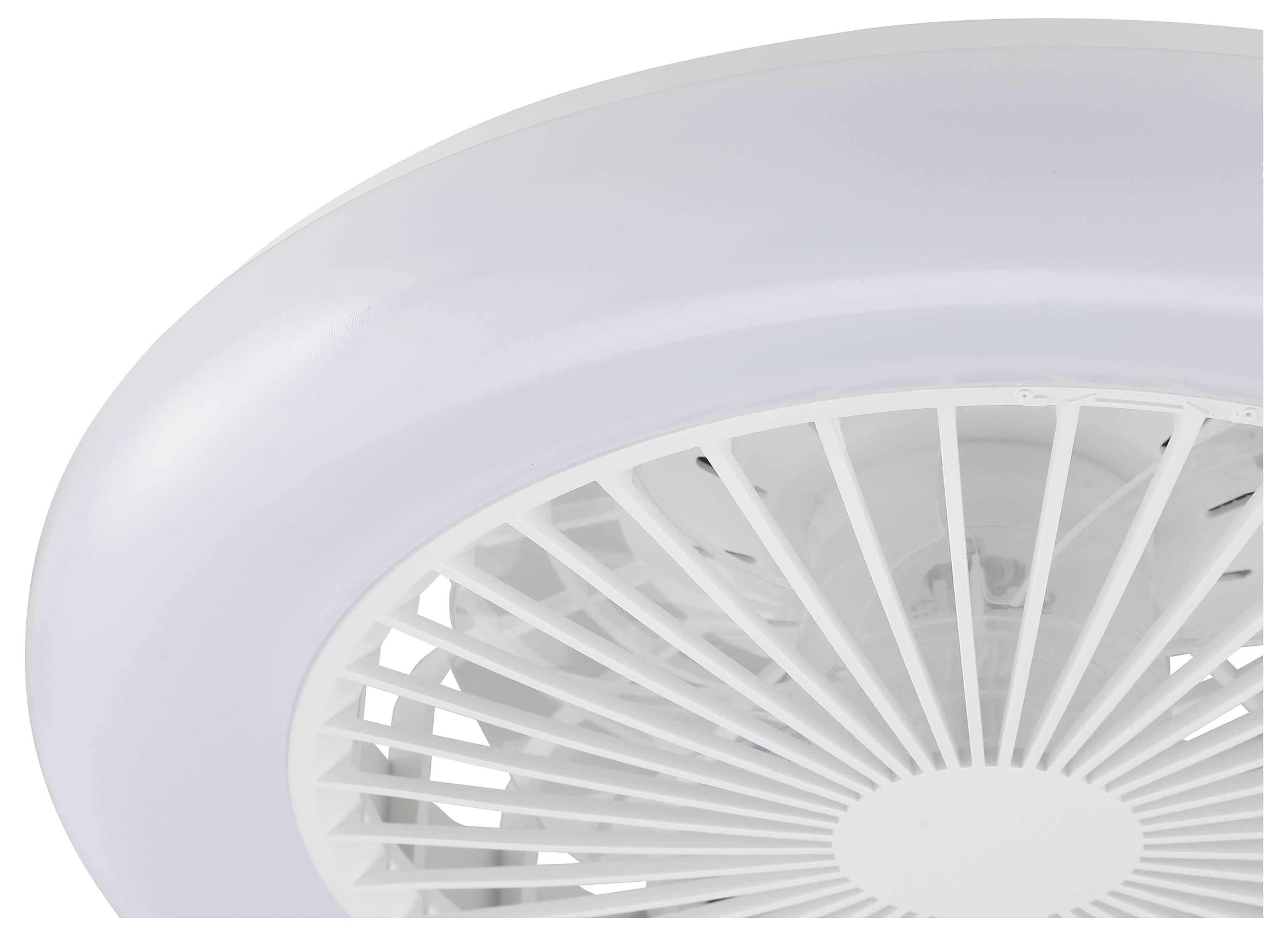 Close-up van een witte plafondventilator met een ronde lichtfitting en radiale bladen tegen een effen witte achtergrond.