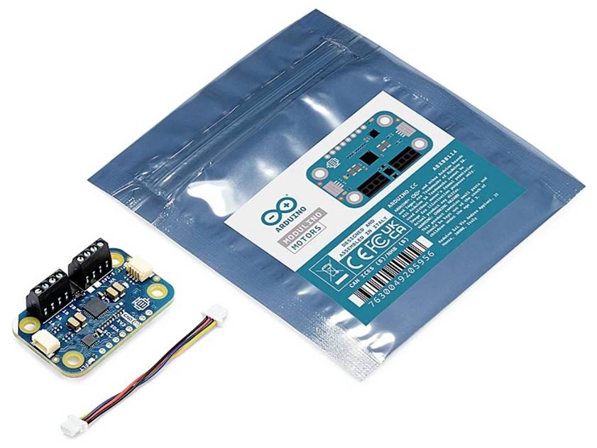 Blauwe Arduino-compatibele motorcontrollerbord met aansluitkabel naast een merkverpakking met antistatische eigenschappen op een witte achtergrond.