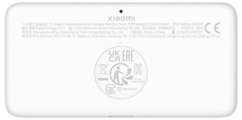 Achterkant van een Xiaomi temperatuur- en vochtigheidsmeter klok, met zwakke productspecificaties en certificeringsmerken.
