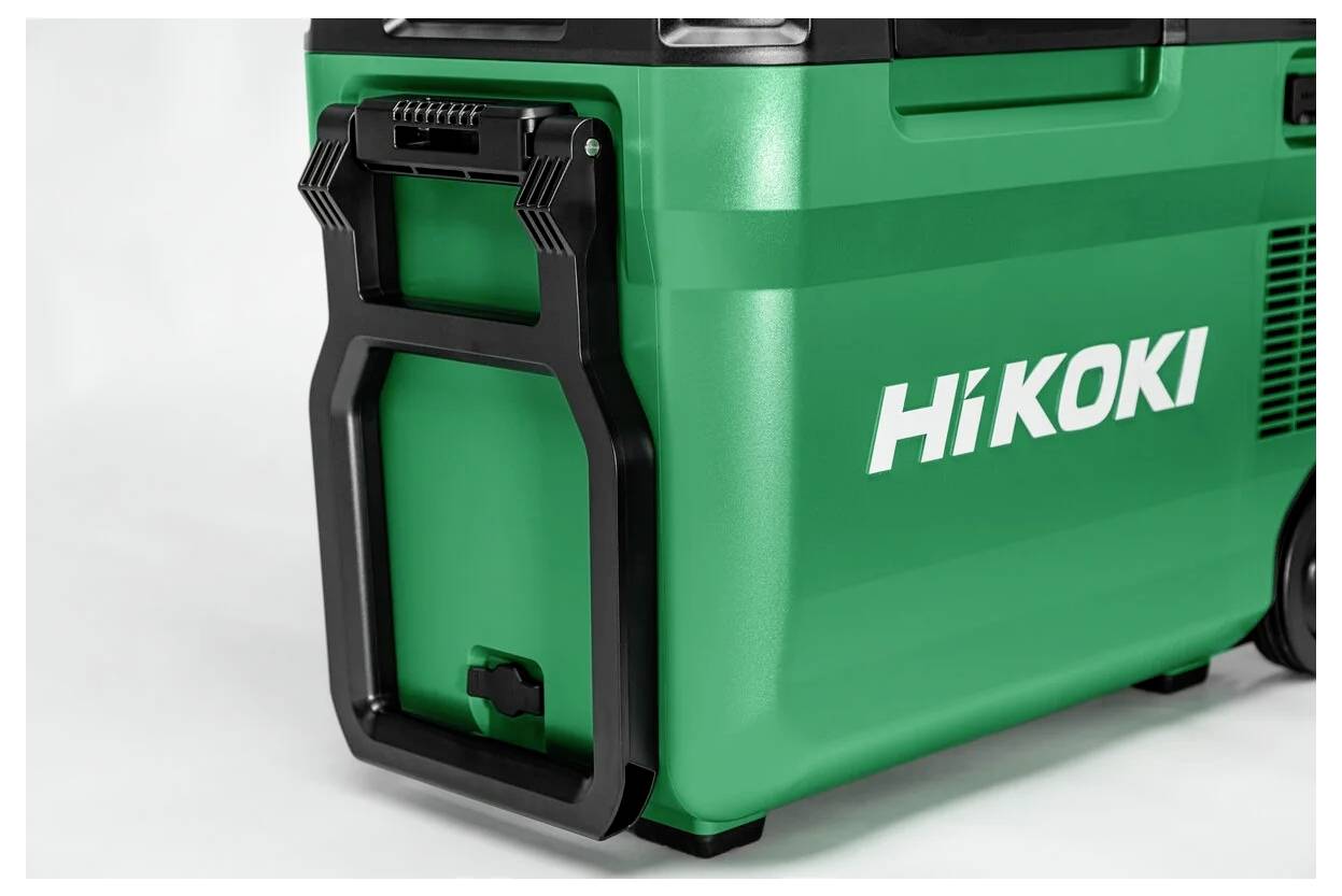 Groene HiKOKI gereedschapskoffer met zwart handvat en wielen, weergegeven in close-up op een witte achtergrond.