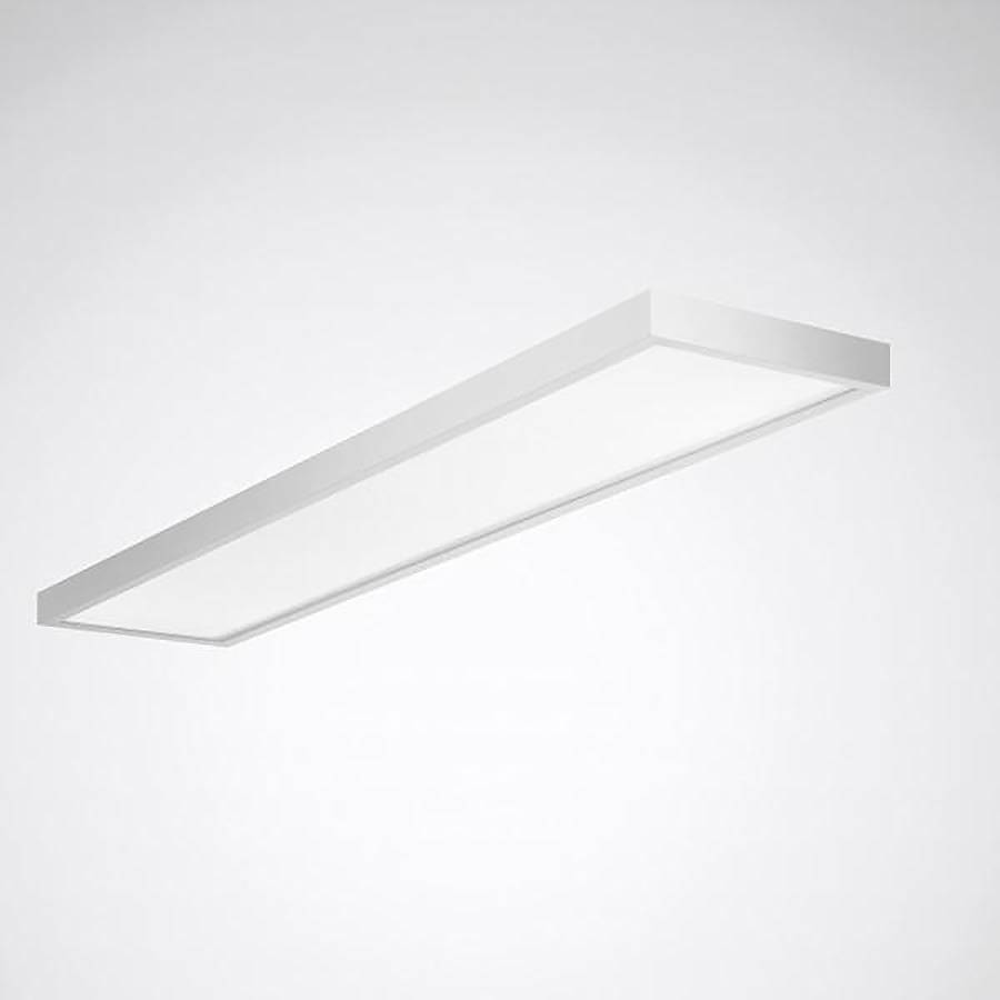 Slanke rechthoekige witte plafondlamp op een effen lichtgrijze achtergrond.
