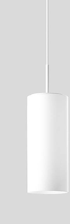 Witte cilindrische hanglamp hangend aan het plafond tegen een lichtgrijze achtergrond.