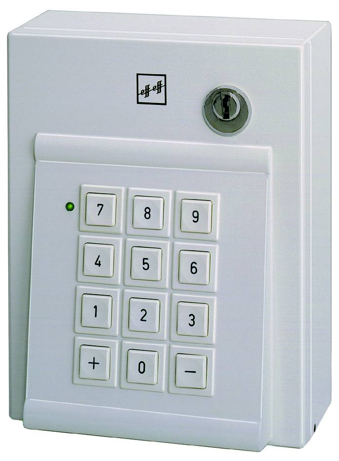 Witte aan de wand gemonteerde toetsenbordkluis met sleutelgat en numerieke knoppen 0-9 plus + en - bediening.