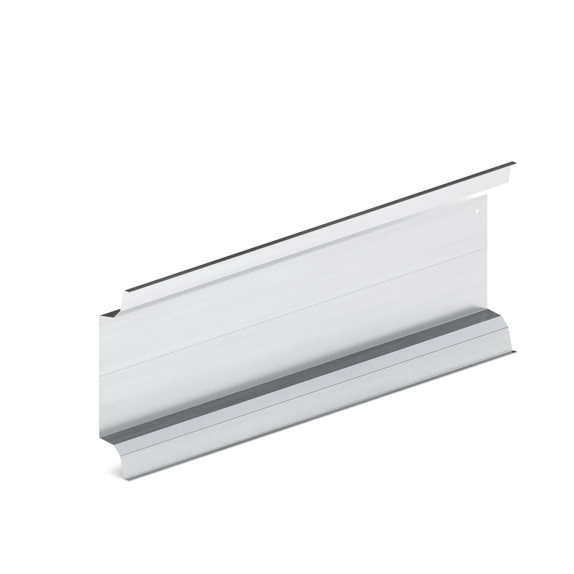 Zilveren metalen dakhoeklijn of afwerkingsstuk weergegeven op een witte achtergrond, onder hoek in perspectief.