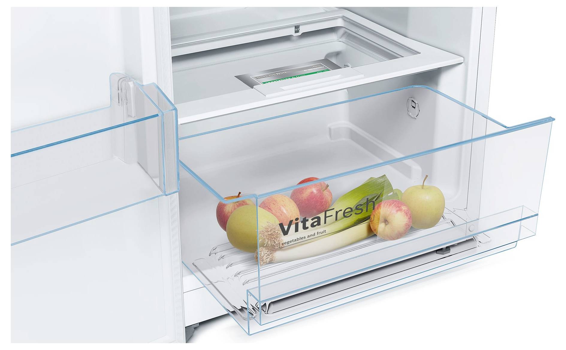 Koelkast groentela met gemengd fruit en groenten, gelabeld 'VitaFresh', gedeeltelijk open getoond.