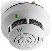 Aan het plafond gemonteerde rookmelder met een groen statuslampje op een witte achtergrond.