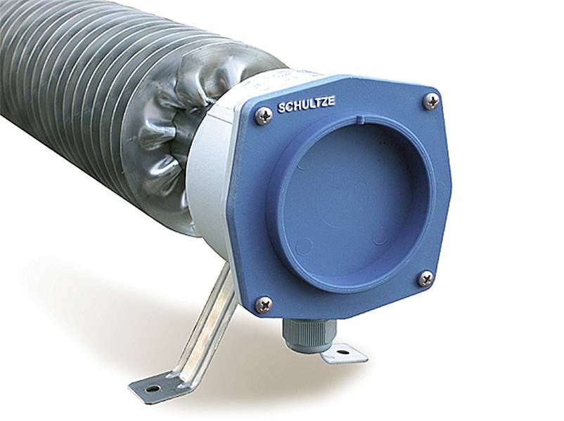 Blauwe SCHULZE luchtkanaaladapter met een cirkelvormige eindkap, bevestigd aan een grijze flexibele slang en metalen bevestigingsbeugel.