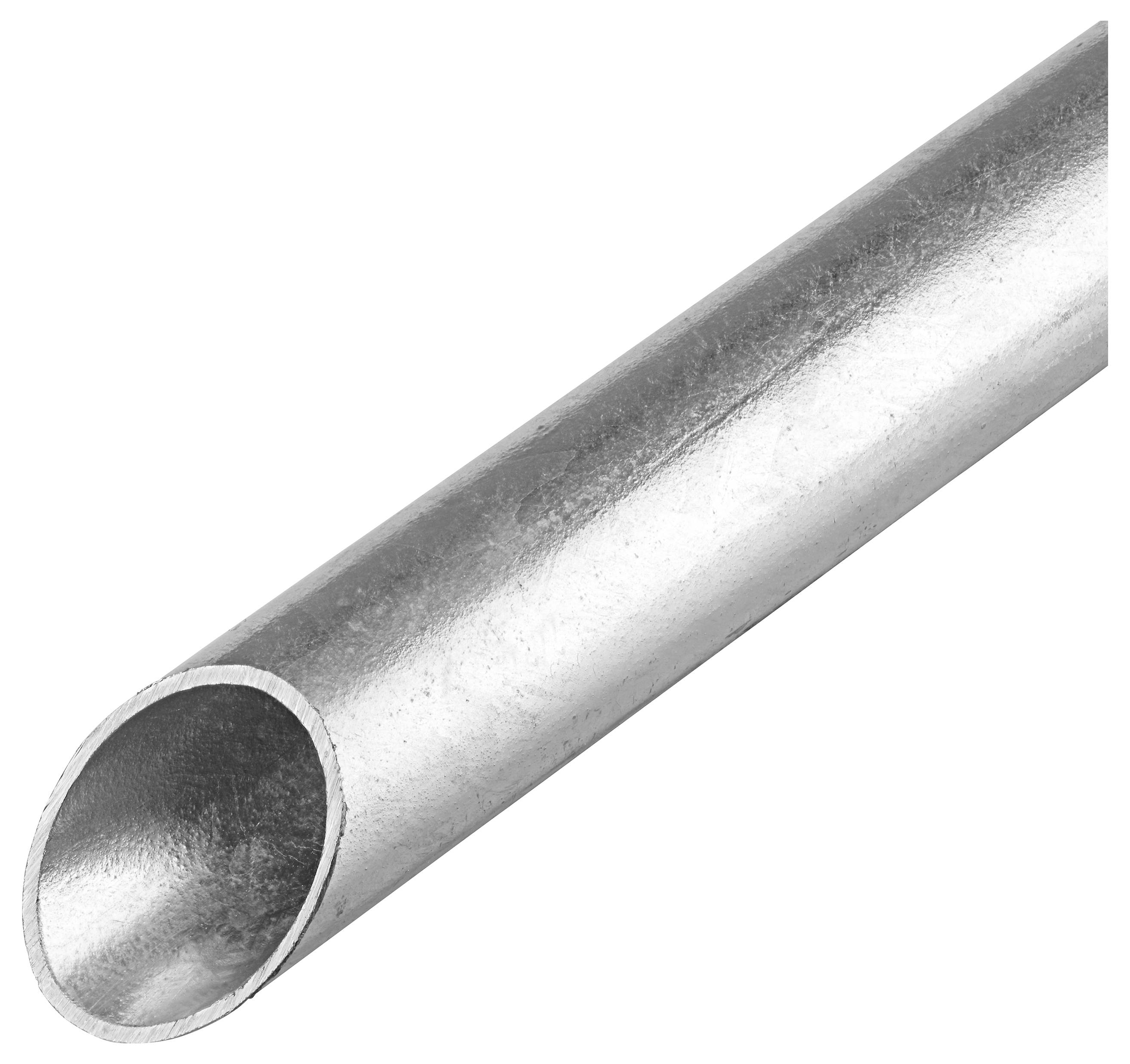 Close-up van een holle zilveren metalen buis of pijp op een witte achtergrond.