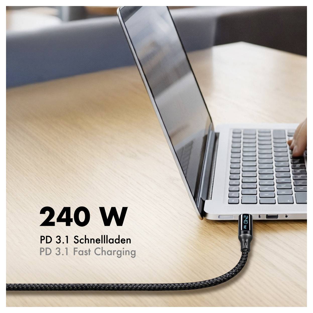 Laptop aangesloten op een gevlochten USB-C-kabel op een bureau, met tekst '240 W' en 'PD 3.1 Fast Charging' die snelle oplading met hoog vermogen aangeven.