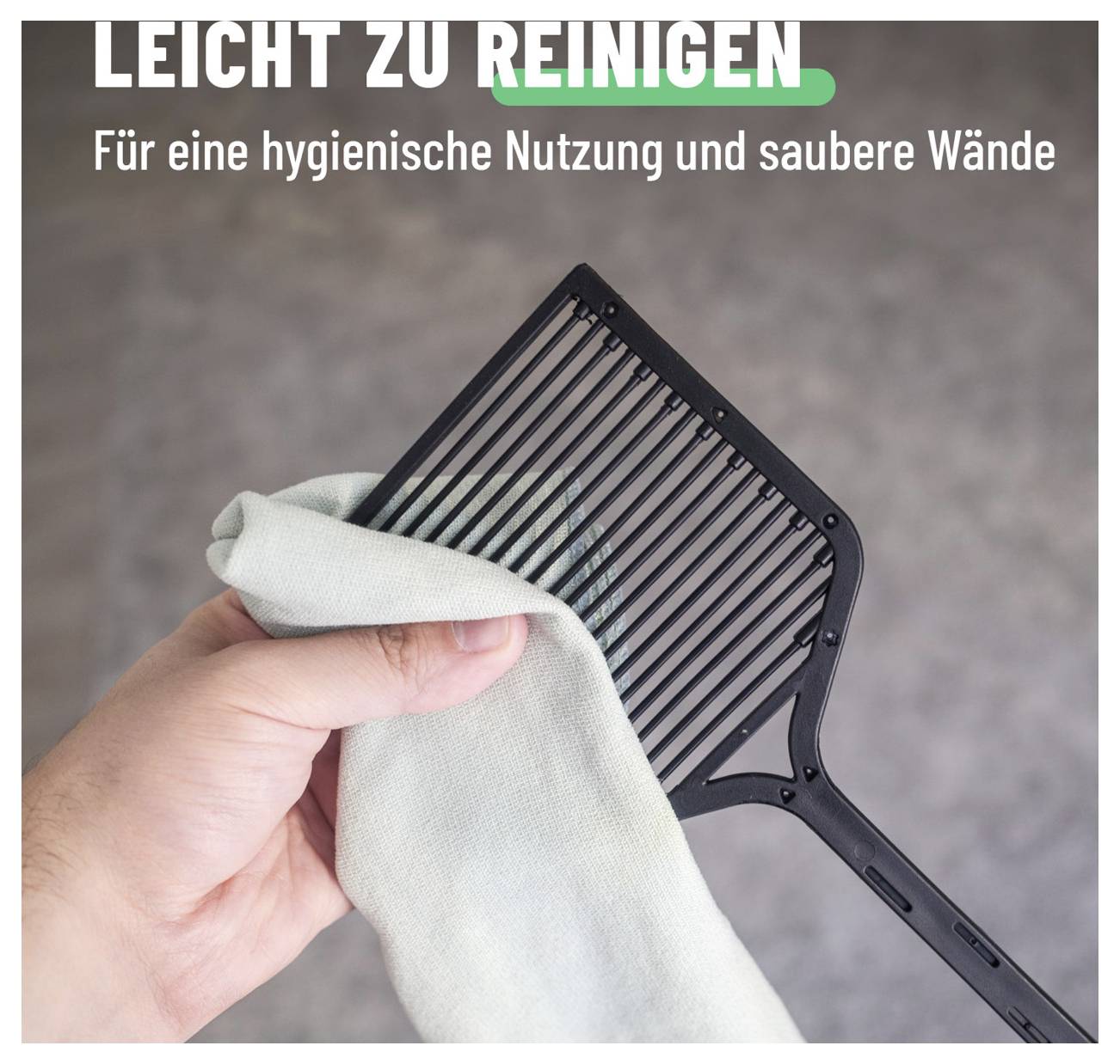 Hand die een zwart schoonmaakgereedschap met een doek afveegt; tekst zegt 'GEMAKKELIJK SCHOON TE MAKEN' en 'Voor hygiënisch gebruik en schone muren' wat gemakkelijk schoonmaken en hygiënisch gebruik aangeeft.