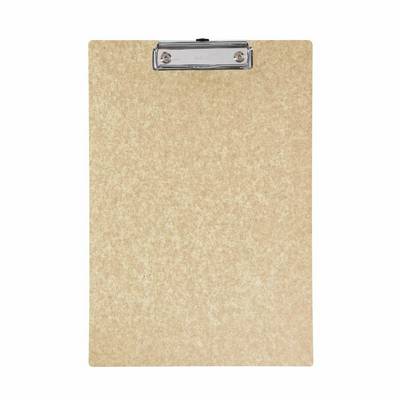 Een blanco beige klembord met een metalen clip bovenaan, geïsoleerd op een witte achtergrond.
