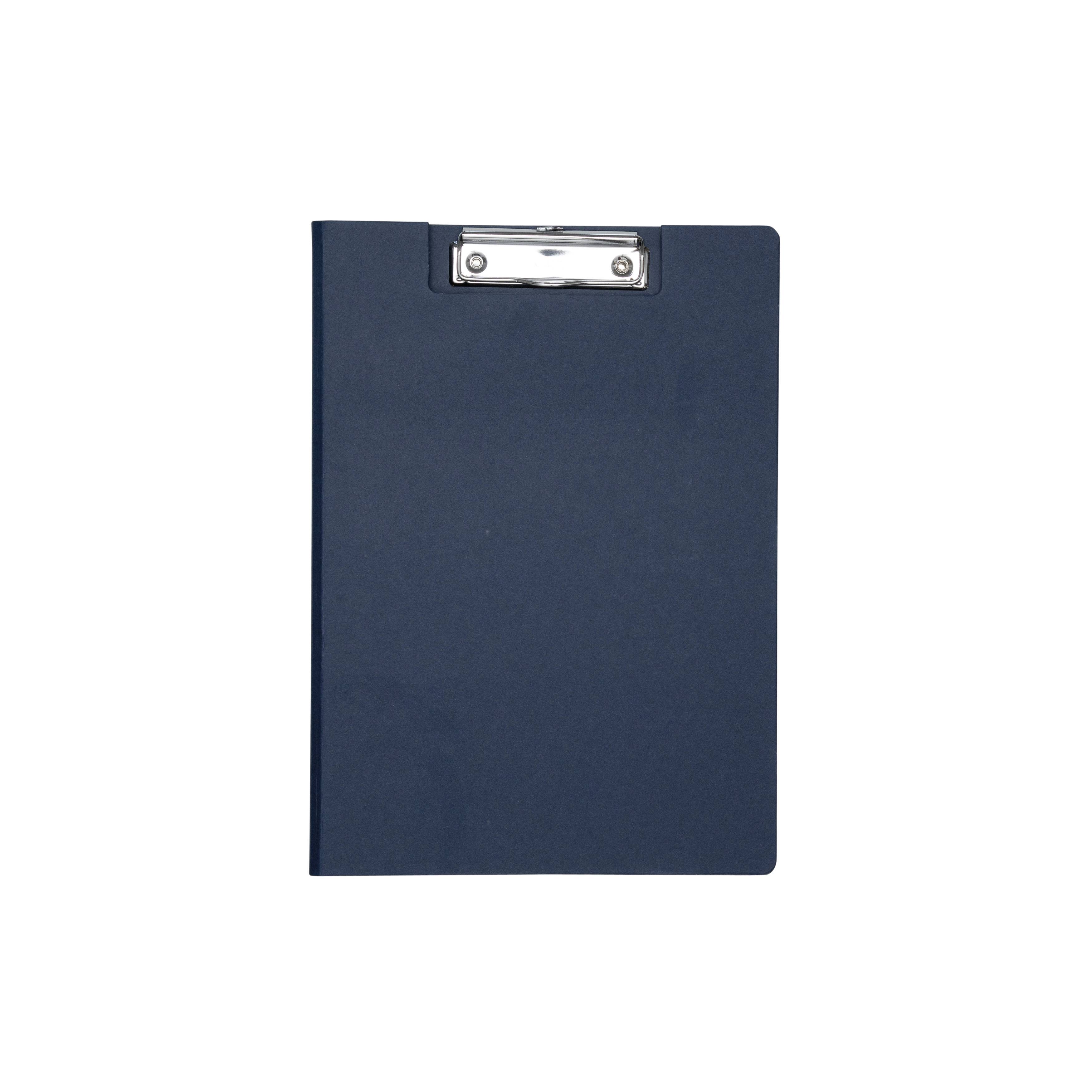 Blauw klembord met metalen klem op een witte achtergrond.