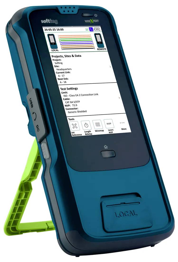 Draagbare robuuste netwerktester met touchscreen met linkstatus, projectdetails en testinstellingen, staande op een groene standaard.