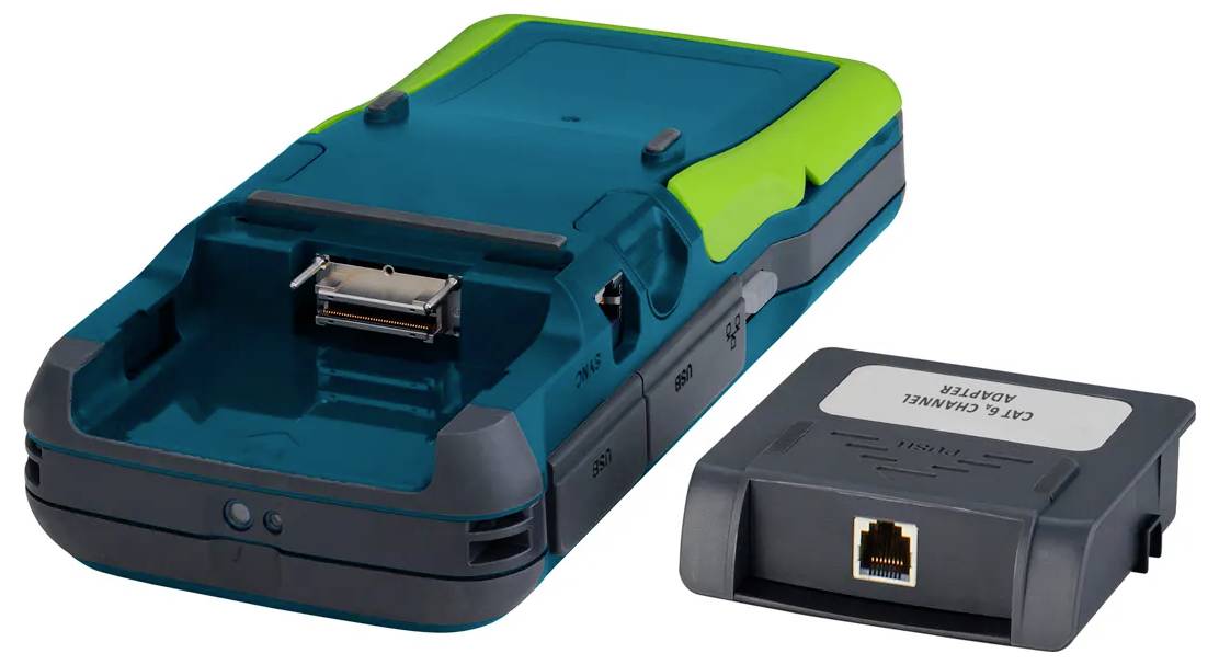 Handheld elektronische tester met twee accessoiremodules, inclusief een cameraadapter met Ethernet-poort, weergegeven op een witte achtergrond.