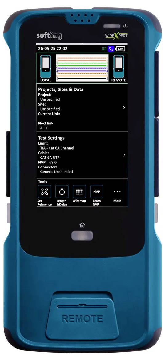 Handheld netwerktestapparaat dat een instellingenscherm voor 'Projecten, Locaties & Gegevens' weergeeft met lokale en externe statusindicatoren en testinstellingsopties.