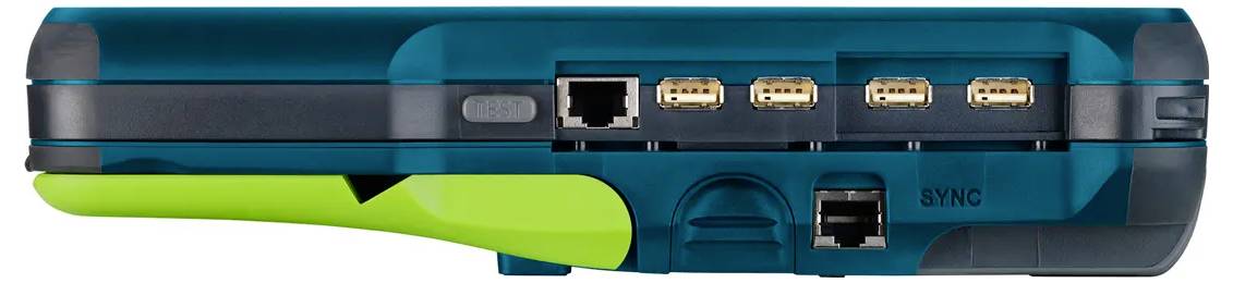 Zijaanzicht van een draagbaar apparaat met poorten en connectoren: Ethernet-aansluiting, vier USB-poorten, een synclabel en een centrale connector op een blauw en groen geval.