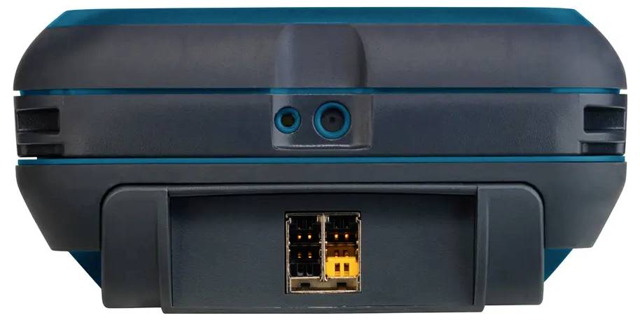 Compact donkergrijs elektronisch apparaat met een voorkant Ethernet-poort en twee ronde aansluitingen, afgebeeld tegen een witte achtergrond.