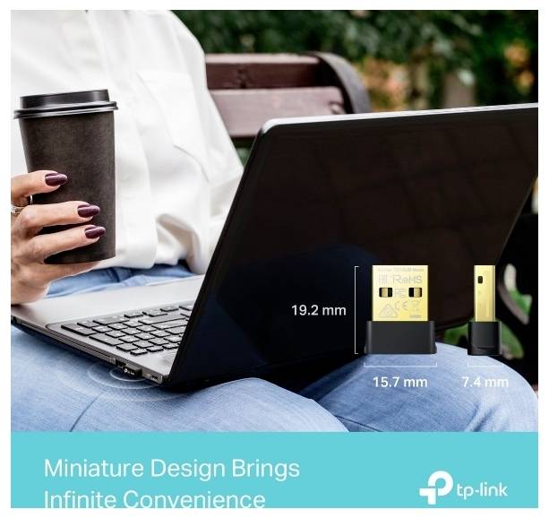 TP-Link-advertentie met een laptopgebruiker die koffie vasthoudt naast een piepkleine USB-adapter met de afmetingen 19,2 mm, 15,7 mm en 7,4 mm, met de slogan 'Miniature Design Brings Infinite Convenience'.