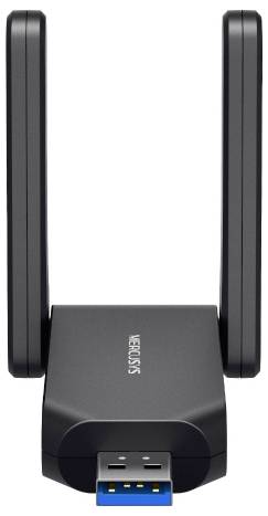 Zwarte USB Wi-Fi adapter met twee verstelbare antennes, weergegeven in vooraanzicht op een witte achtergrond.