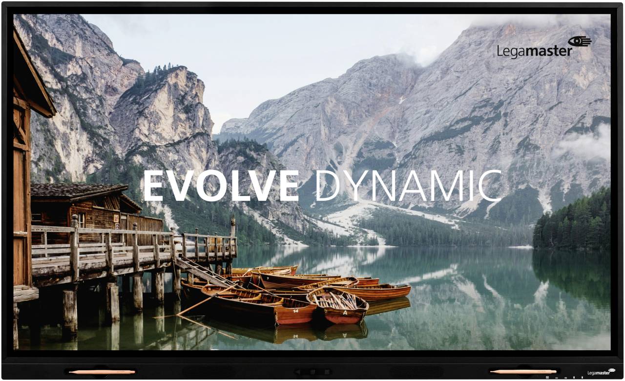 Bergmeerscène met aangemeerde houten boten en een lodge, met overlay van de woorden 'EVOLVE DYNAMIC' en een Legamaster-logo.