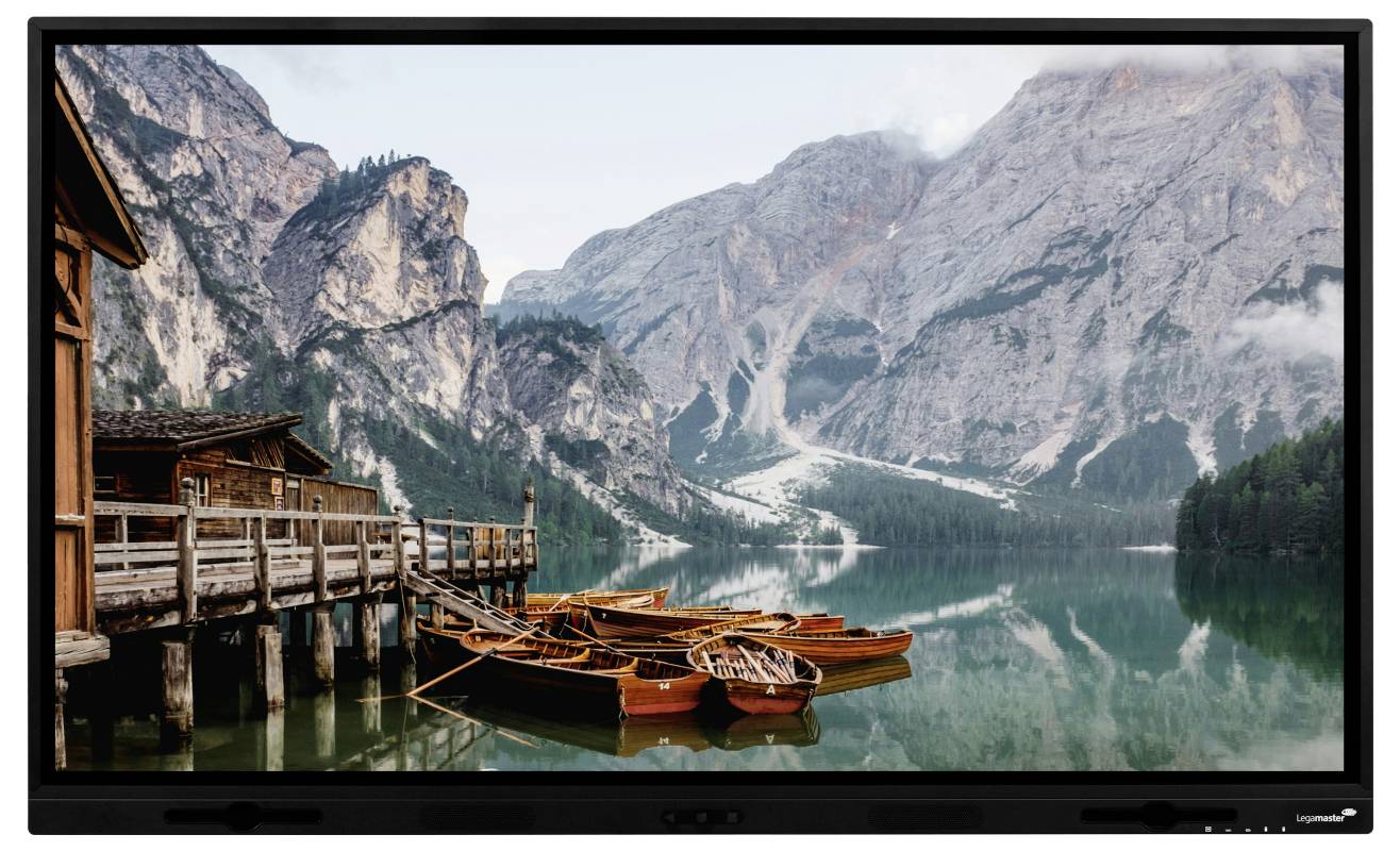 Een televisie toont een bergmeerlandschap met houten boten afgemeerd aan een pier aan het meer naast rotswanden en hutten.