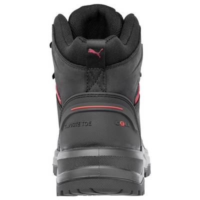 Achteraanzicht van een zwarte Puma high-top werklaars met rode accenten en dik profiel zool op een witte achtergrond.