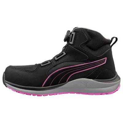 Zwart en grijs sportschoeisel met roze accenten, weergegeven in zijaanzicht op een witte achtergrond.