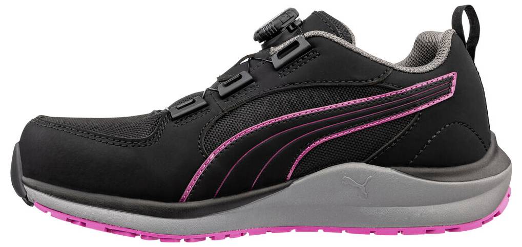 Zwarte sportschoen met roze accenten en een grijze zool, weergegeven in zijaanzicht op een witte achtergrond.