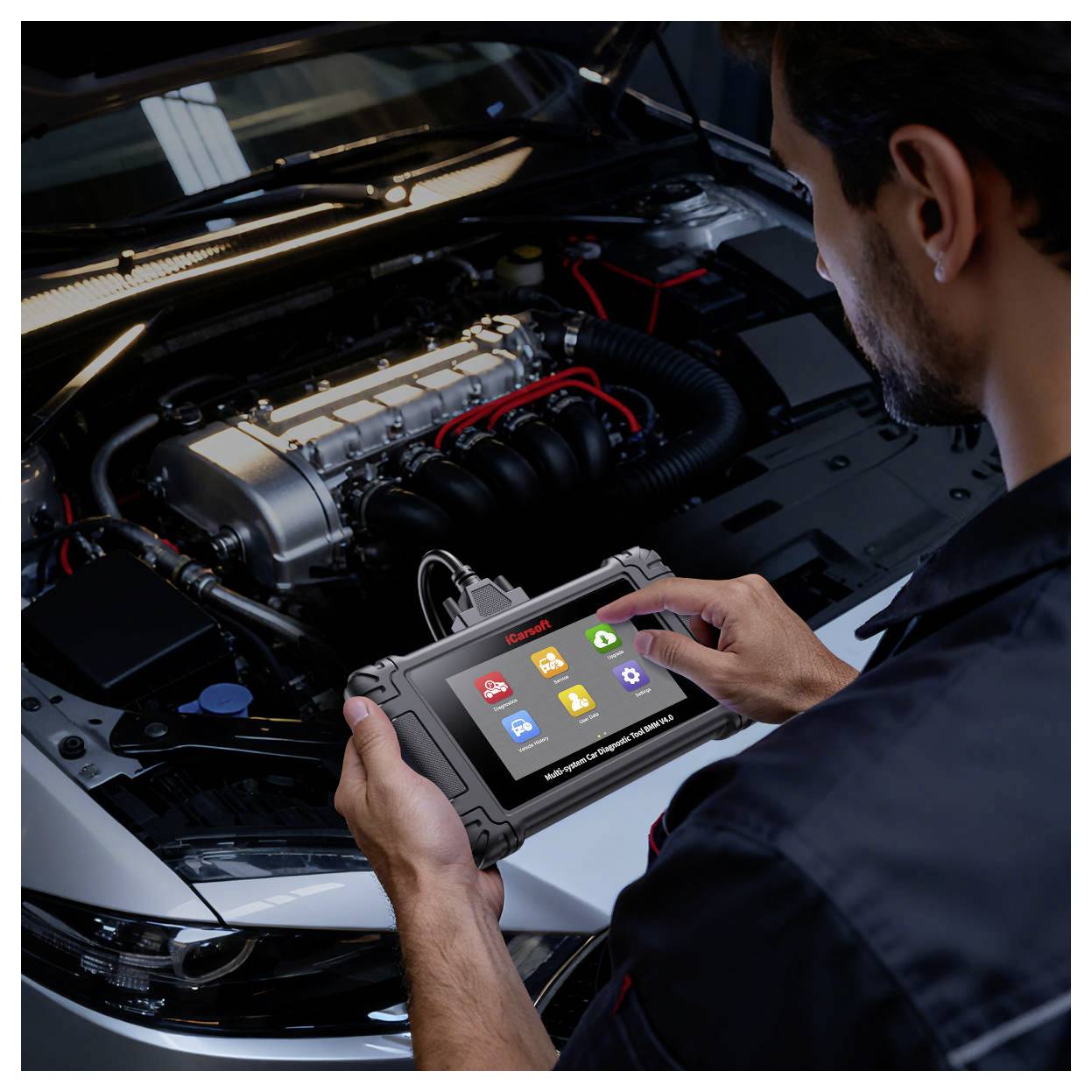 Monteur die een robuuste diagnostische tablet gebruikt om een automotor onder de motorkap te inspecteren