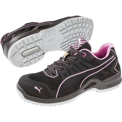 Zwarte en roze atletische werkschoenen weergegeven van bovenkant en zoolweergave, met anti-slip grijs profiel en Puma-logo.
