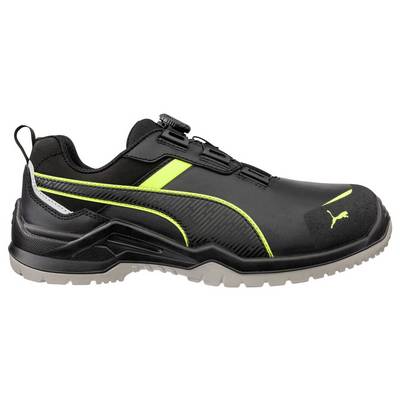 Zwarte sportieve sneaker met neongeelafwerking, een Puma-logo en een robuuste grijze zool, weergegeven in zijaanzicht op een witte achtergrond