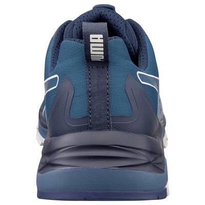 Achteraanzicht van een blauwe en tealblauw Puma sportschoen, met zicht op de hak, logostrip en gevoerde zool.