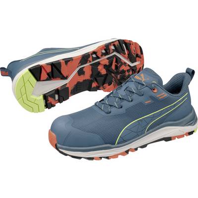 Twee blauwe trailrunningschoenen met oranje en limoengroene accenten, weergegeven vanuit zij- en zoolkanten om het ruw profiel en atletisch ontwerp te benadrukken.