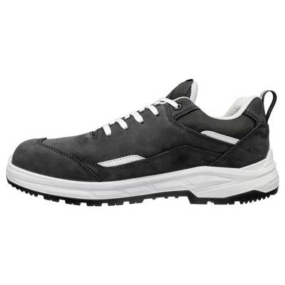 Zwarte atletische sneaker met witte veters, zool en afwerking, weergegeven in zijaanzicht op een witte achtergrond.