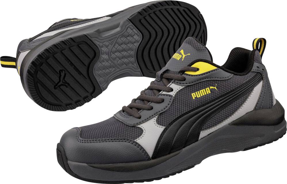 Grijze en zwarte Puma atletische schoen getoond vanuit zij- en zoolweergaven, met gele accenten en logo op een witte achtergrond.