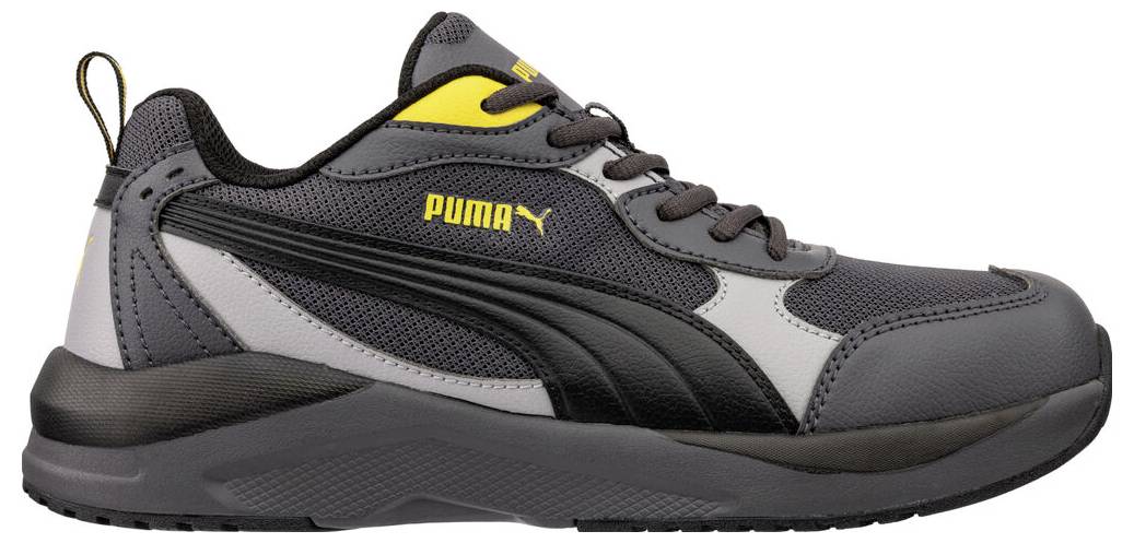 Grijze en zwarte Puma sportschoen met geel logo, weergegeven in zijaanzicht op een witte achtergrond.