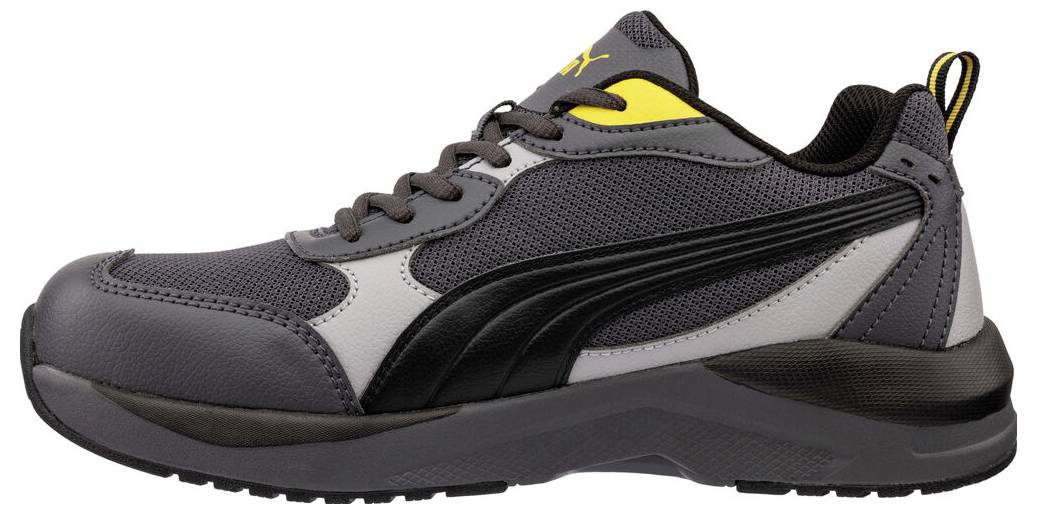 Grijze en zwarte sportschoenen met gele accenten, weergegeven in zijaanzicht op een witte achtergrond.
