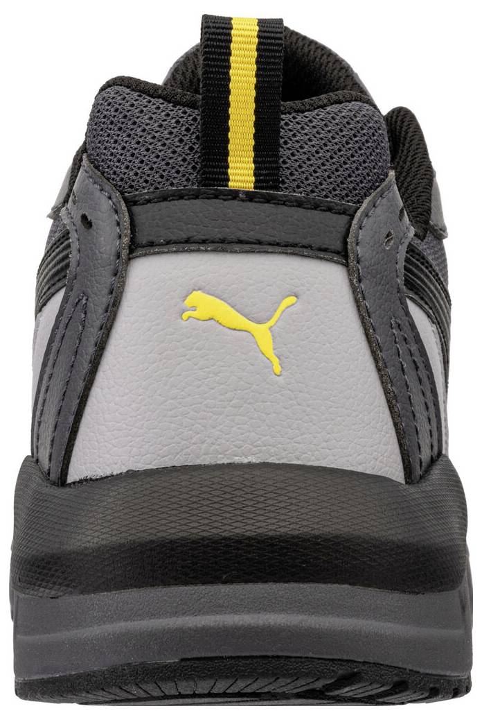 Achteraanzicht van een zwart en grijs Puma atletische schoen met een gele hakstreep en logo.