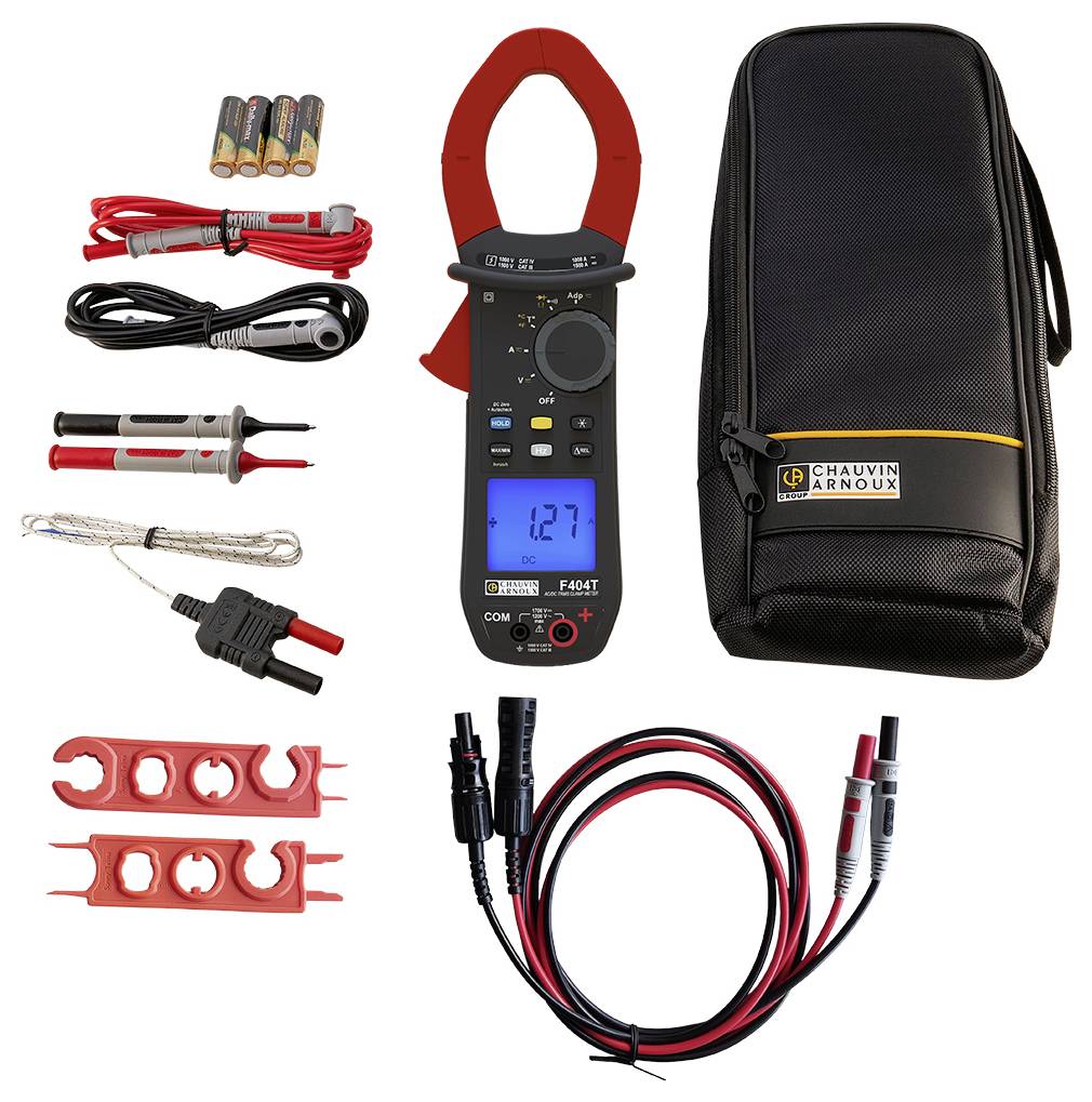 Stroomtangkitmeter met draagtas, testdraden, sondes, stroombek, batterijen en accessoires uitgelegd op een witte achtergrond.