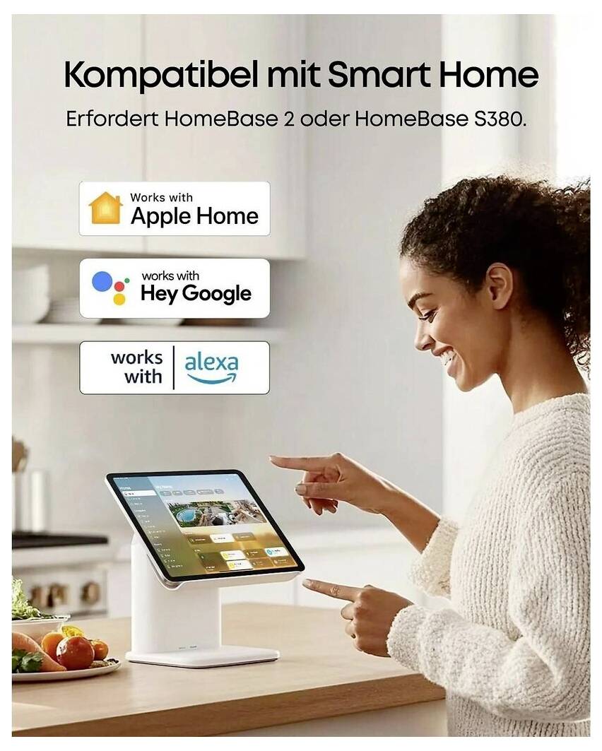 Vrouw die een tablet in de keuken gebruikt, met tekst die zegt 'Compatibel met Smart Home' en compatibiliteitslogo's voor Apple Home, Hey Google en Alexa; vereist HomeBase 2 of S380.