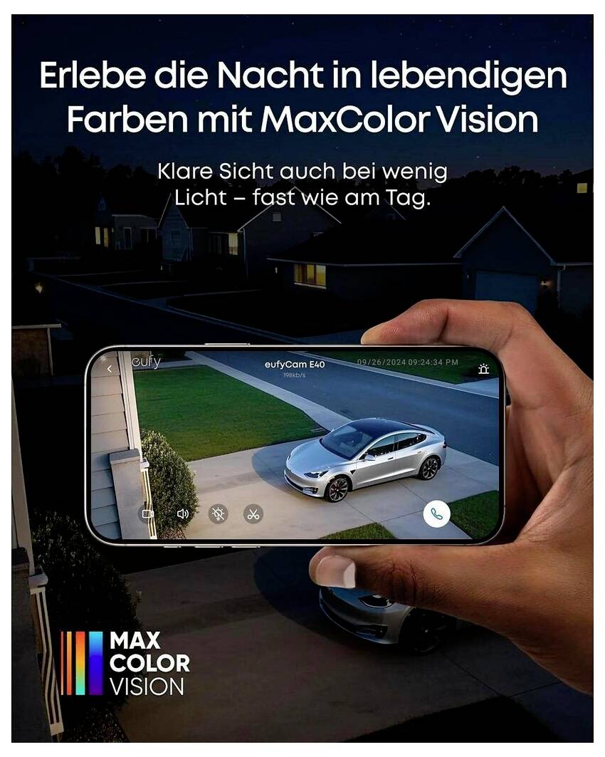 Hand die een smartphone vasthoudt met een helder verlichte nachtcameramodus van een zilveren auto; advertentietekst promoot 'MaxColor Vision' voor helder zicht in weinig licht.