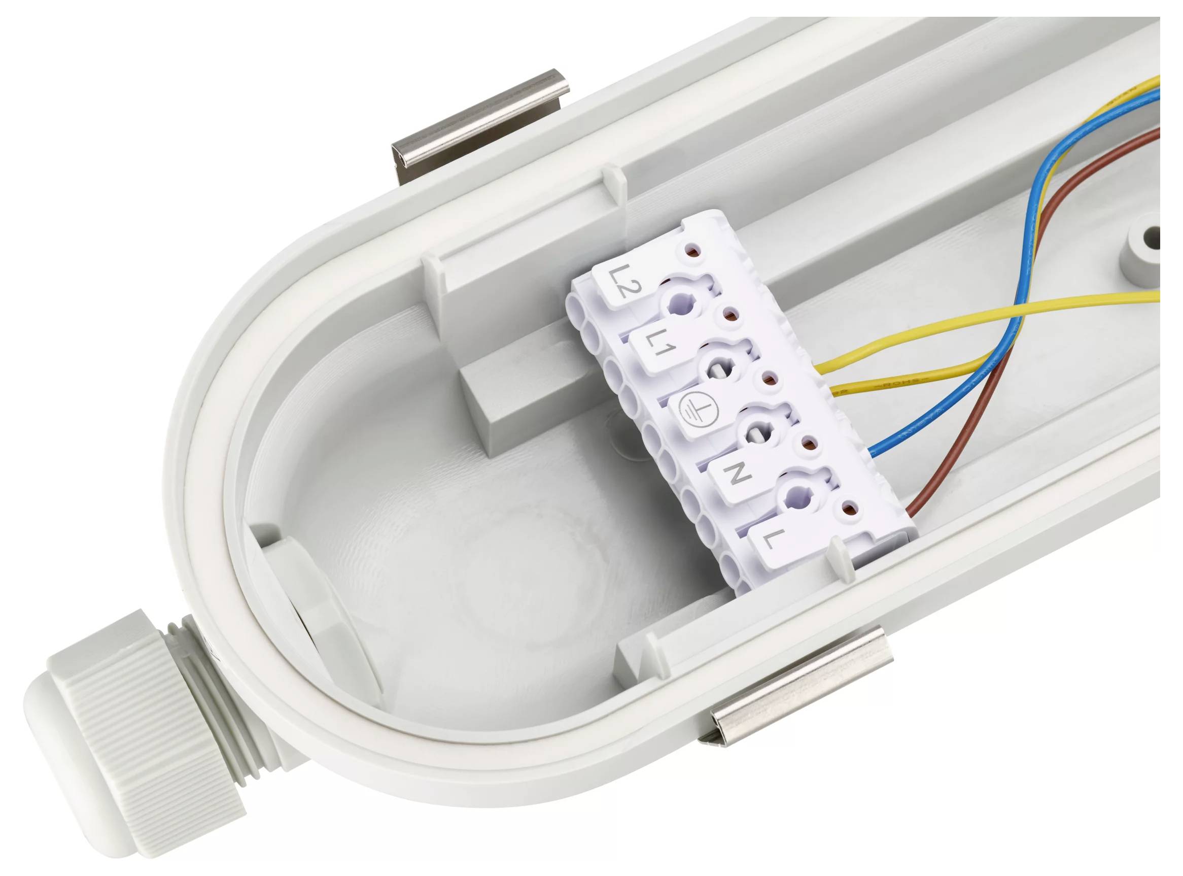 Close-up van een open witte lichtfitting met een aansluitblok met aangesloten gekleurde elektrische draden en kabelinvoer.